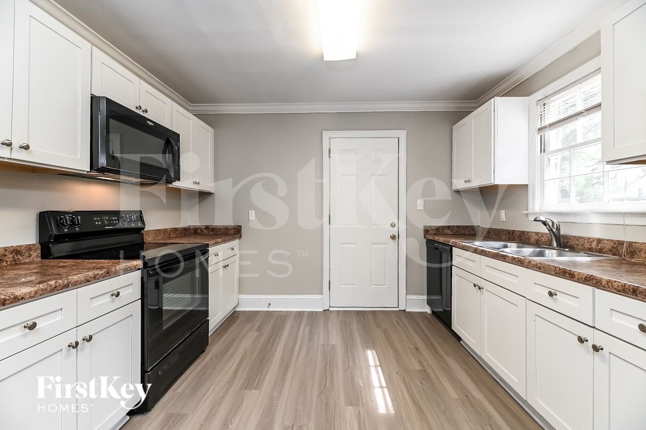 312 Rose Ln - Photo 5 of 16