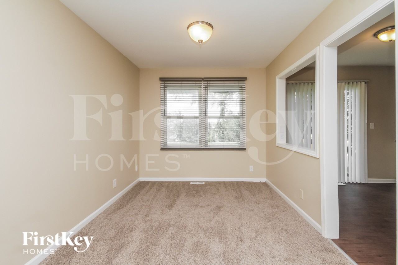 1838 Ashwood Ln - Photo 4 of 16