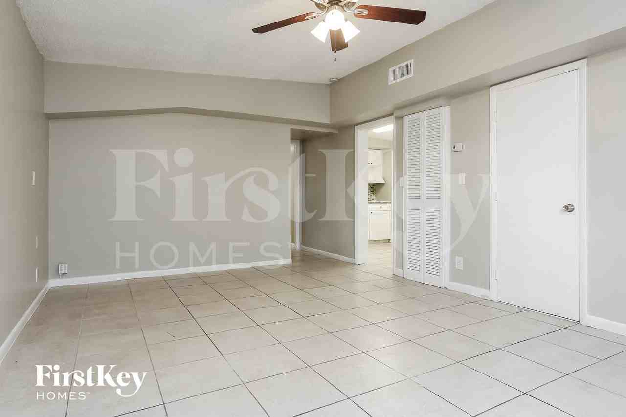 1531 Nw 11th Ct - Photo 4 of 15