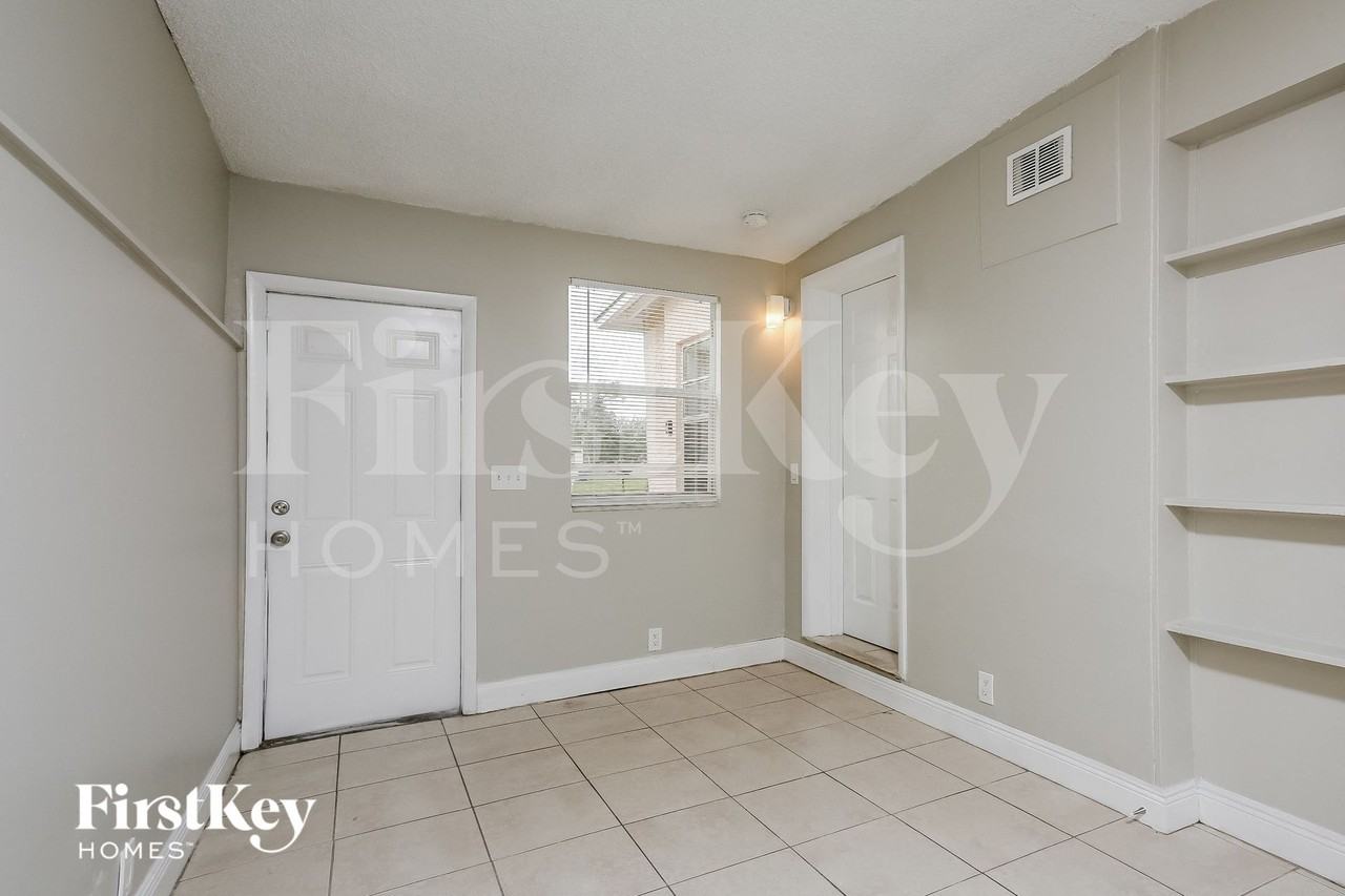 1531 Nw 11th Ct - Photo 5 of 15