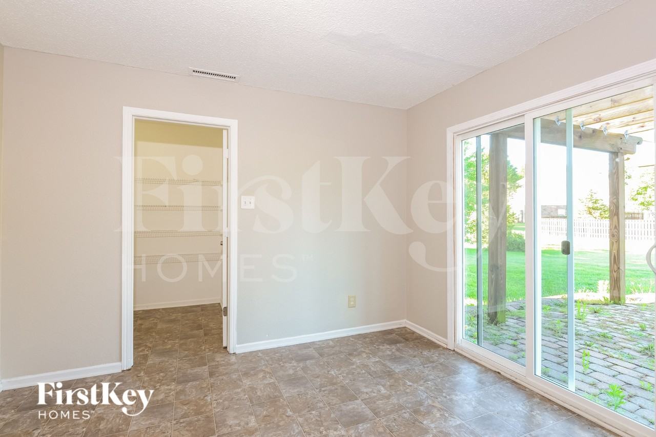 10473 Windward Dr - Photo 4 of 16
