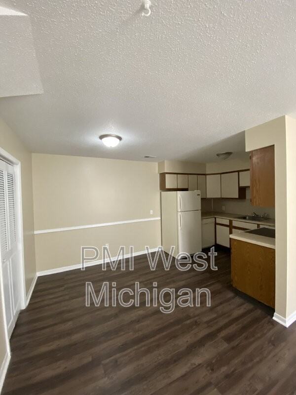 6065 In The Pines Dr Se - Photo 3 of 6