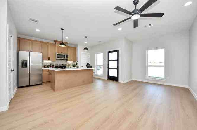 9826 Nedwald St - Photo 4 of 7