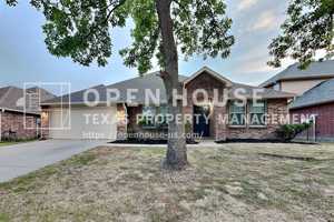 featured image of 912 Oakcrest Dr
