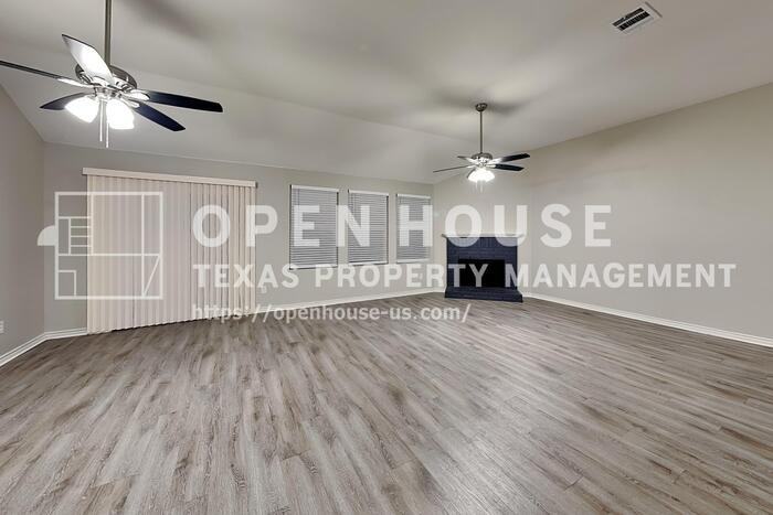 912 Oakcrest Dr - Photo 4 of 21