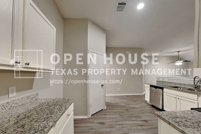 912 Oakcrest Dr - Photo 6 of 21