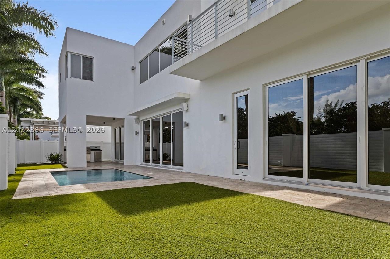 10296 Nw 74th Ter - Photo 5 of 38