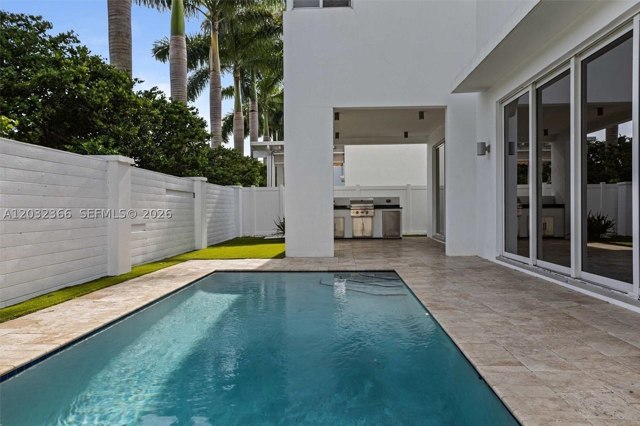 10296 Nw 74th Ter - Photo 6 of 38