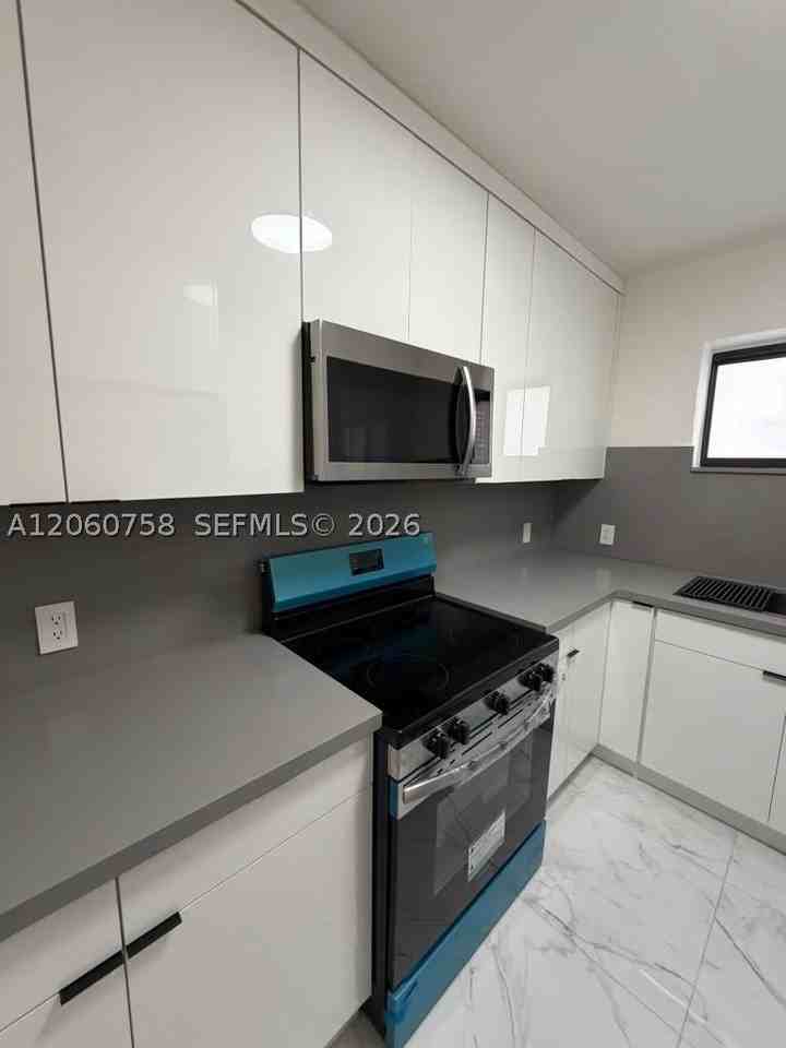 5700 N Miami Ave - Photo 4 of 25