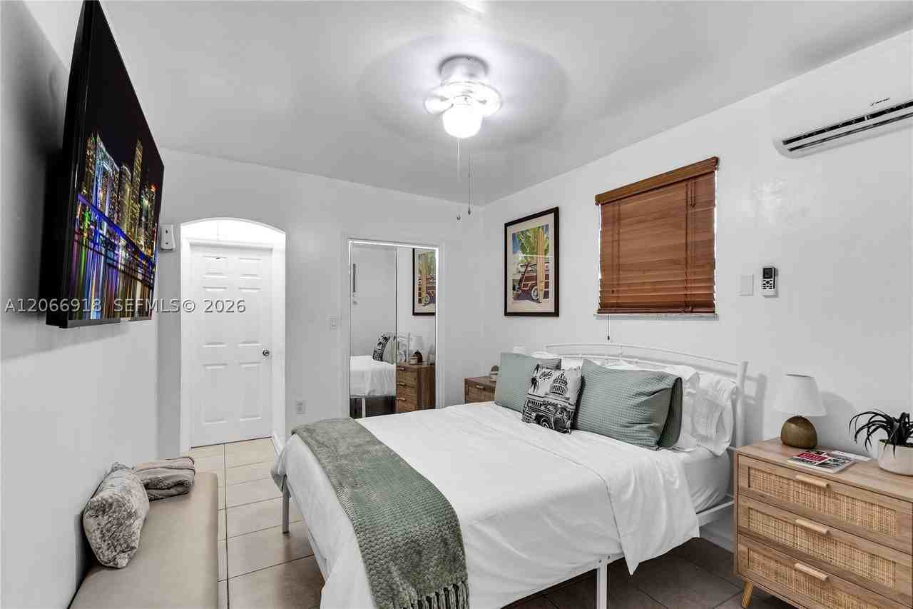 1828 Sw 6th St #3 - Photo 4 of 10