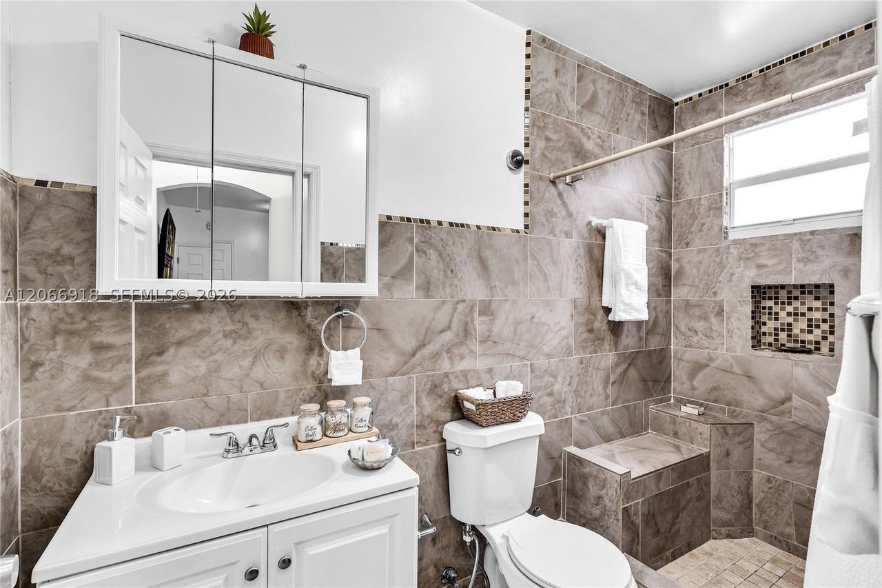 1828 Sw 6th St #3 - Photo 6 of 10