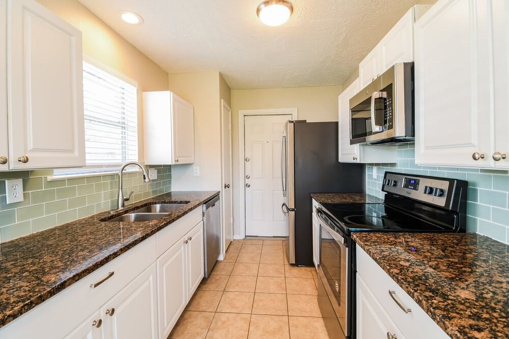 1001 Landing Blvd - Photo 6 of 16
