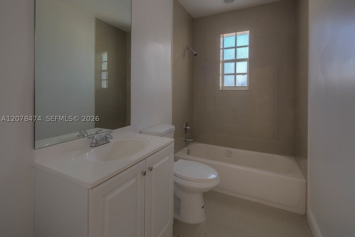 160 Nw 199th St #1 - Photo 5 of 7