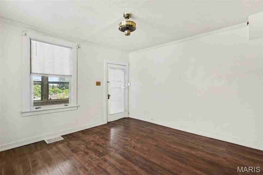 2038 Mclaran Ave - Photo 4 of 16
