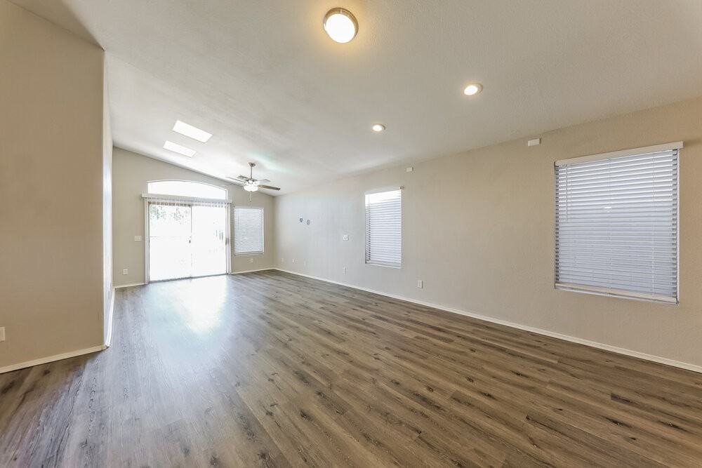 14740 W Willow Ln - Photo 4 of 16