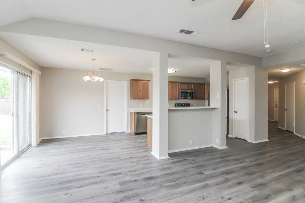 823 Sage Meadow Dr - Photo 5 of 16