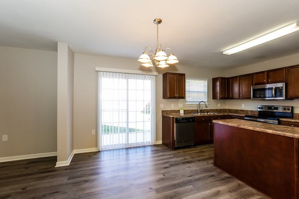 1860 Eastway Dr - Photo 6 of 17