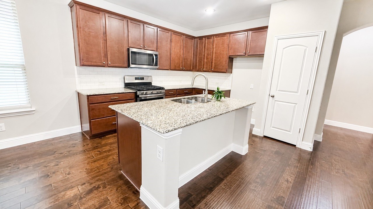 7304 Elm Grove Ln - Photo 3 of 25