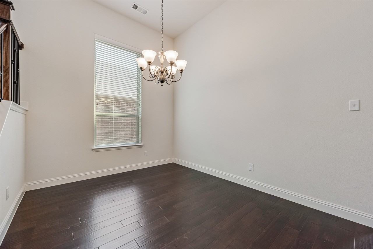 16021 Benbrook Blvd - Photo 5 of 30