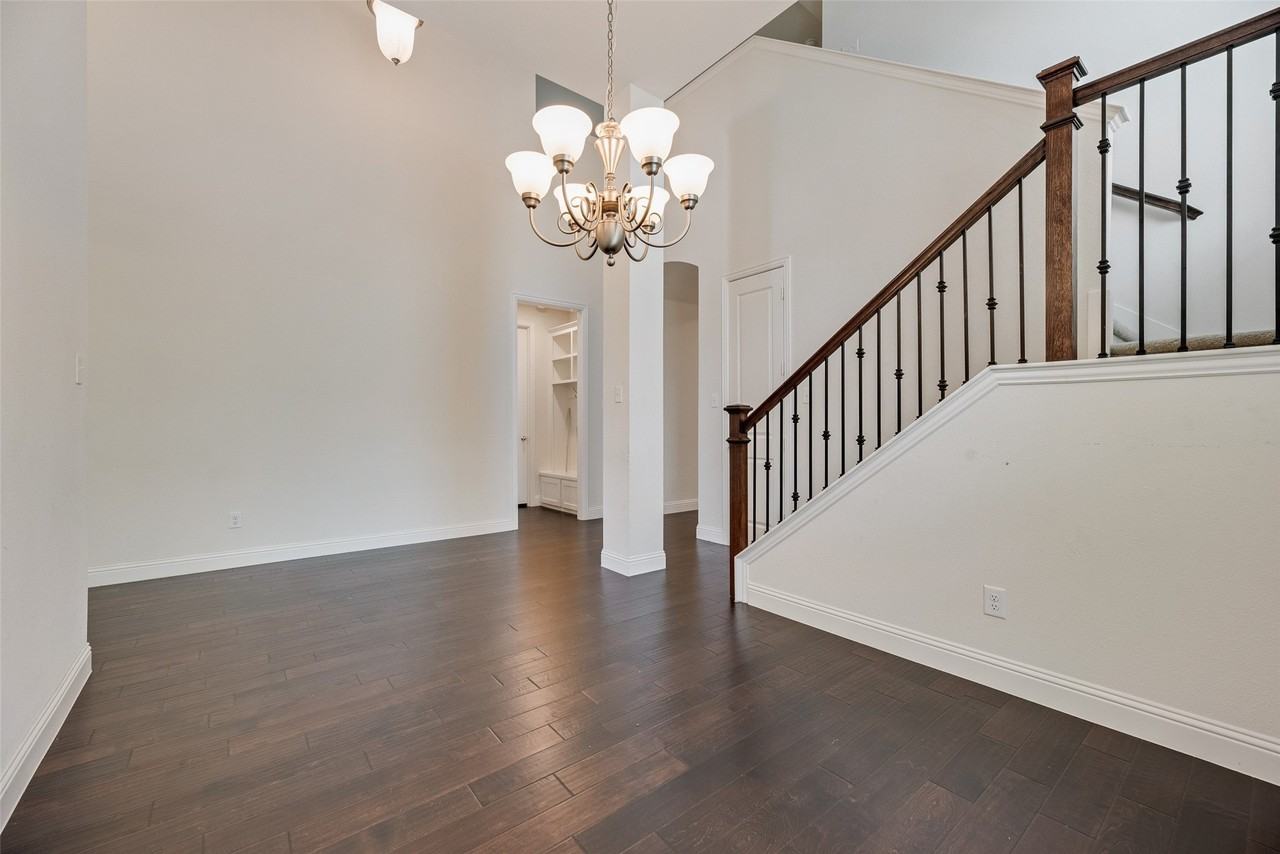 16021 Benbrook Blvd - Photo 6 of 30