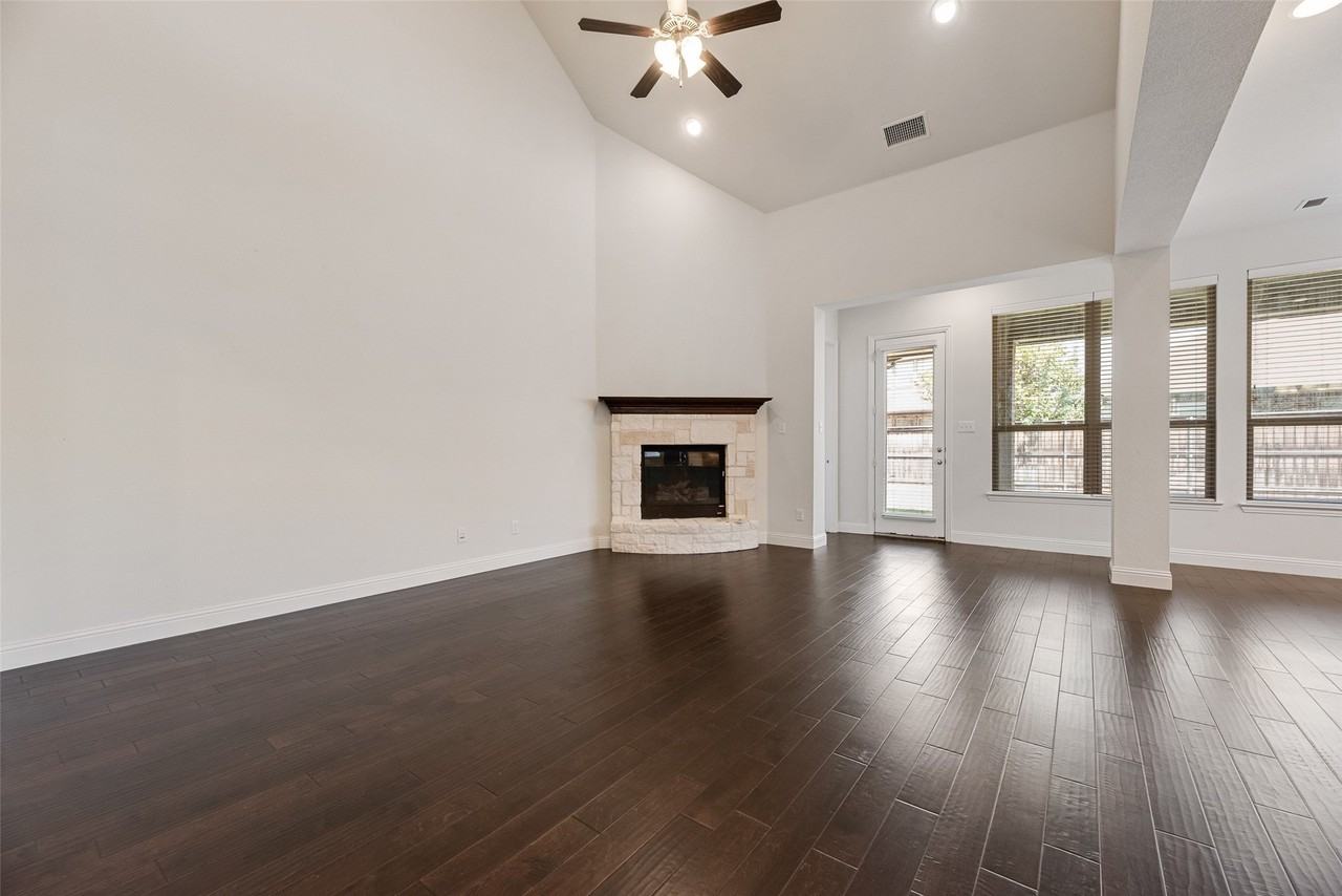 16021 Benbrook Blvd - Photo 7 of 30