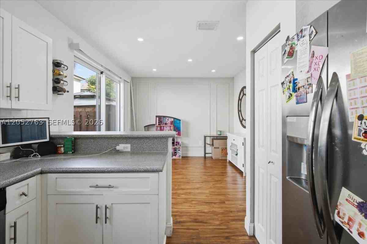 976 Ne 42nd Ave #0 - Photo 5 of 35