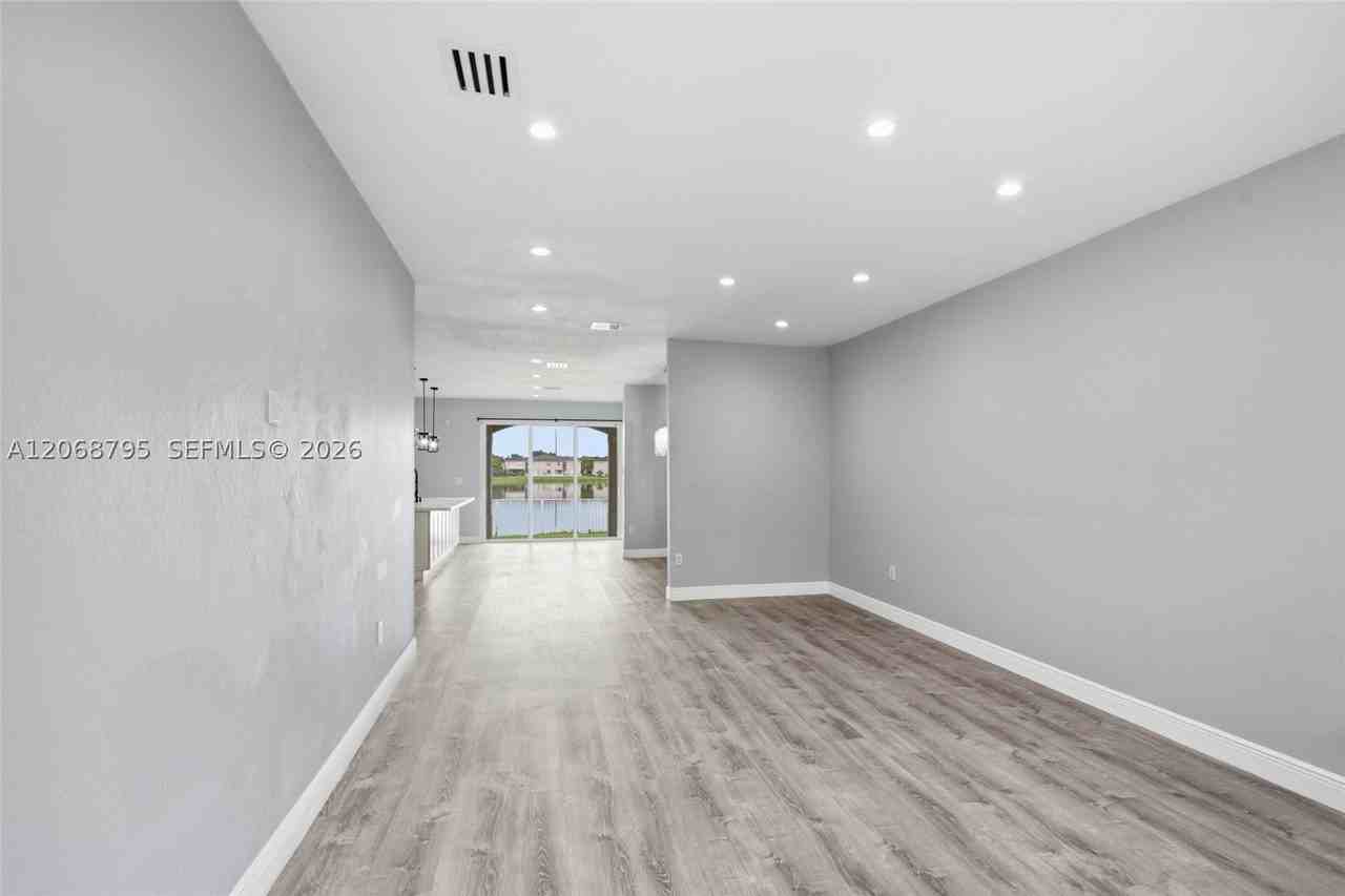 15411 Sw 9th Way #0 - Photo 5 of 46