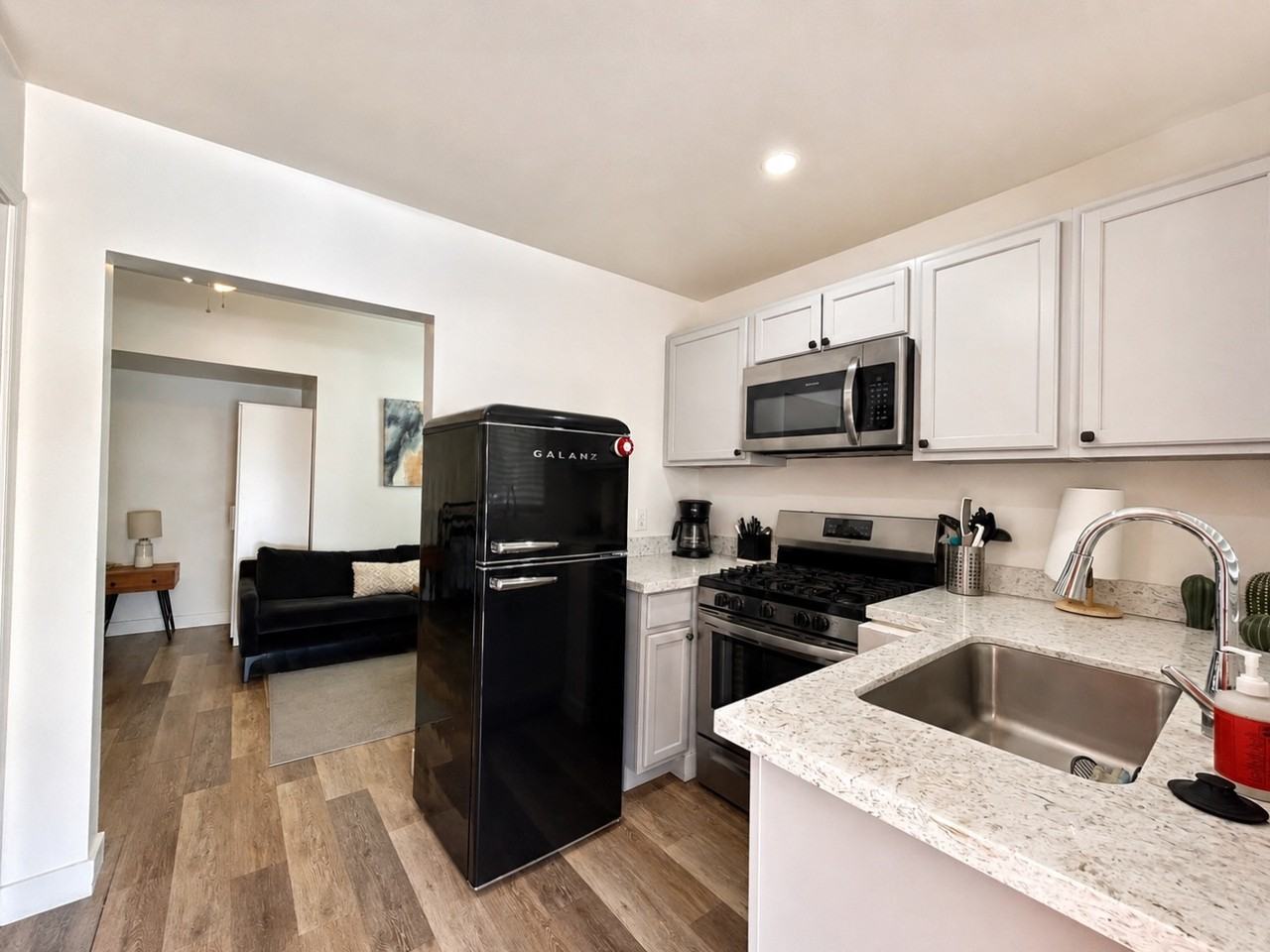 630 N 11th Ave - Photo 2 of 11