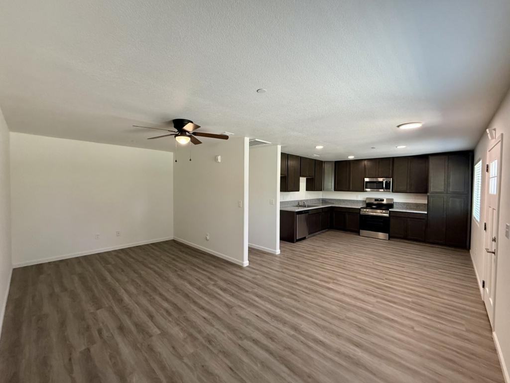 300 N Soderquist Rd - Photo 2 of 7