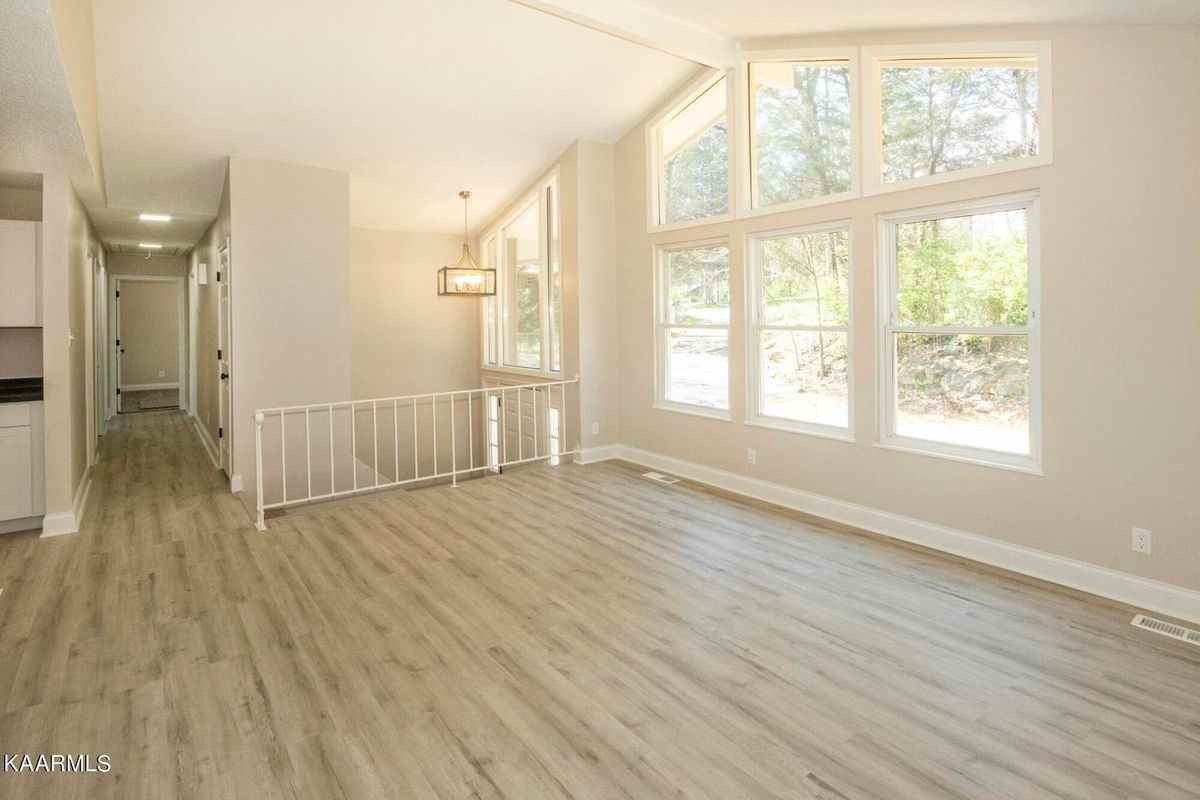 106 Newport Dr - Photo 3 of 19