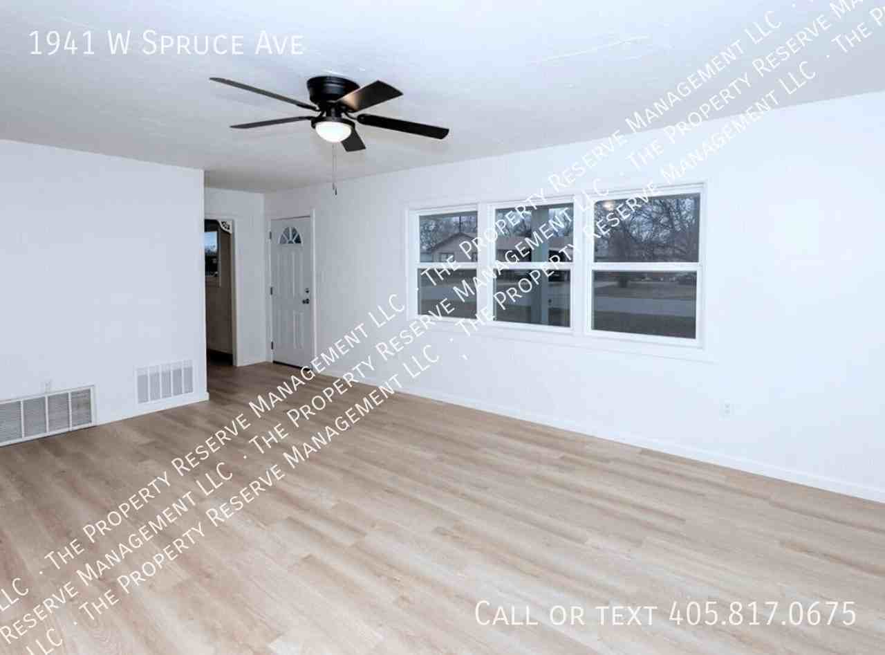 1941 W Spruce Ave - Photo 3 of 20
