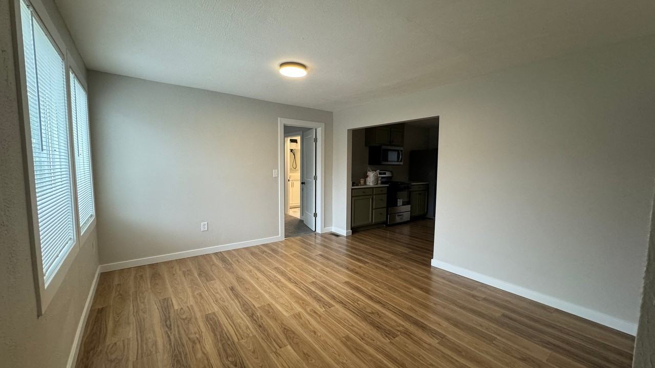 305 Deal Dr - Photo 4 of 12