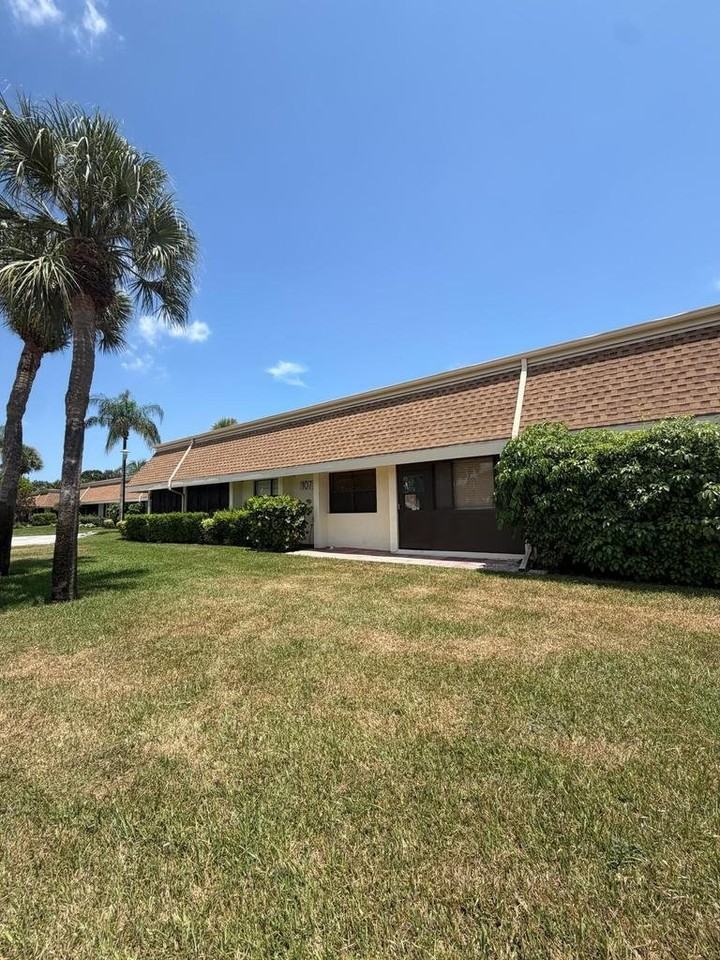 107 Half Moon Cir - Photo 2 of 9