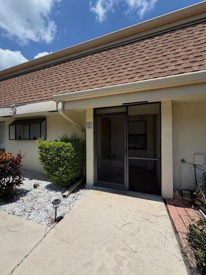 107 Half Moon Cir - Photo 3 of 9