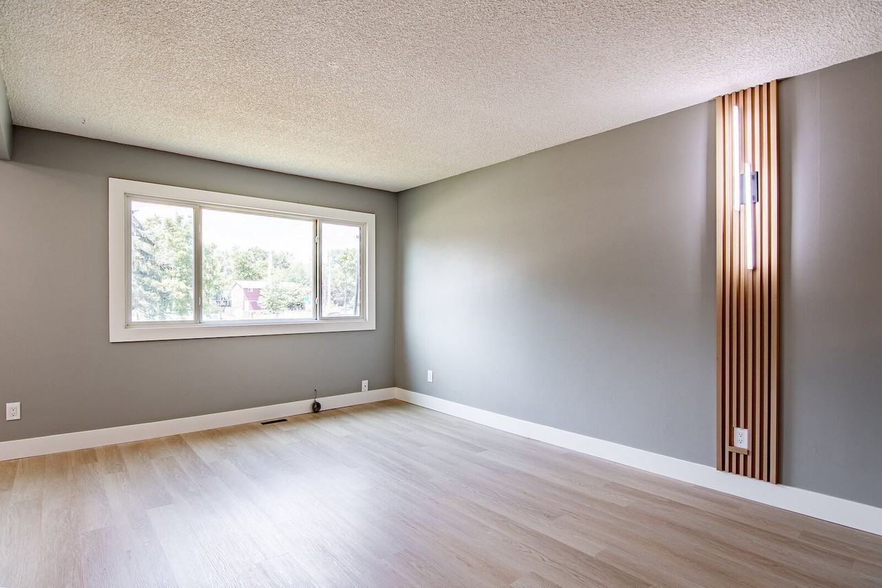 5841 60 Ave - Photo 4 of 26