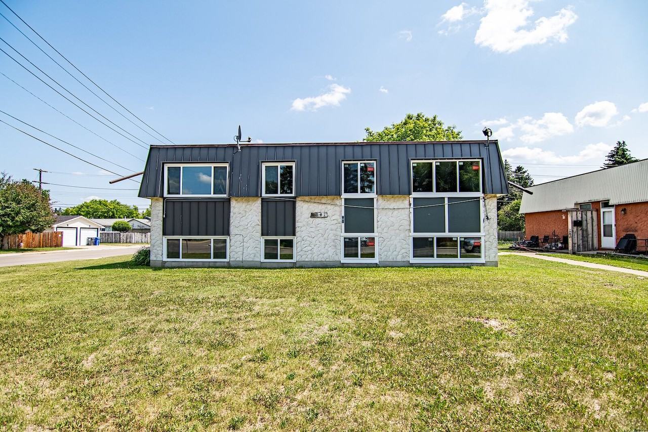 5841 60 Ave - Photo 7 of 26
