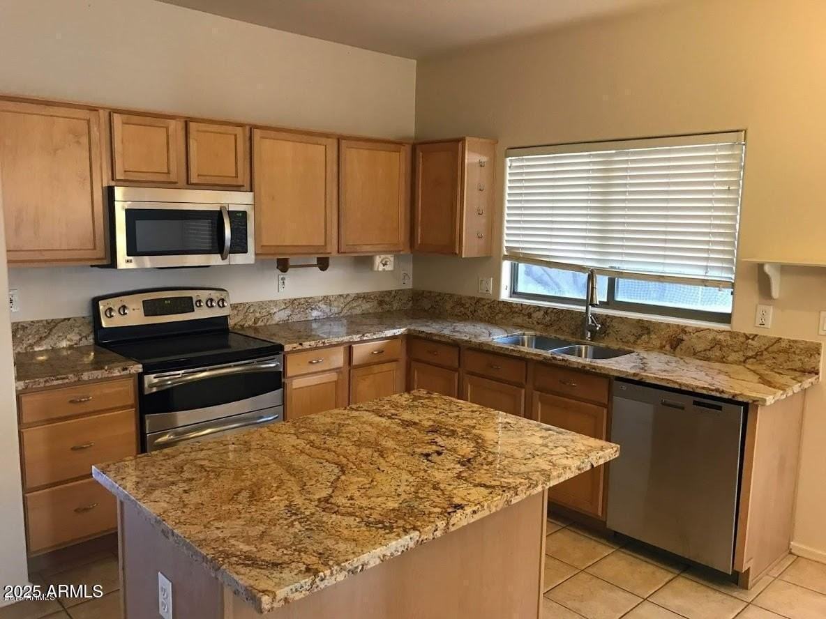 2037 E Riviera Dr - Photo 3 of 16