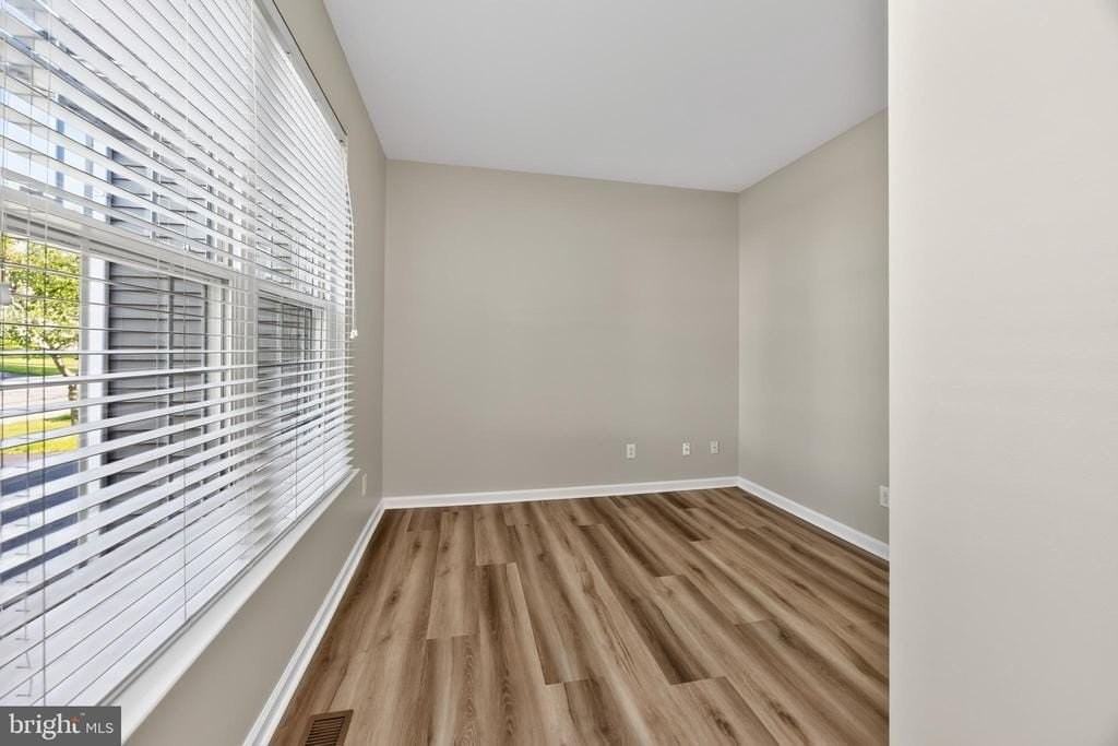 1045 Fallbrook Ln - Photo 4 of 48