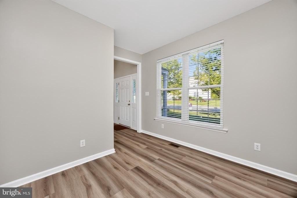 1045 Fallbrook Ln - Photo 5 of 48