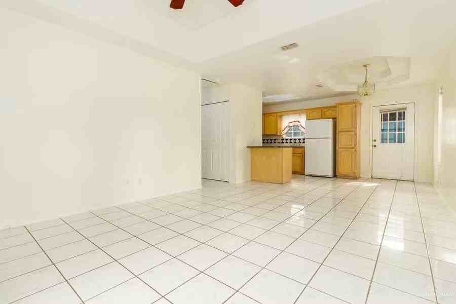 1106 Lexington Cir #2 - Photo 3 of 5