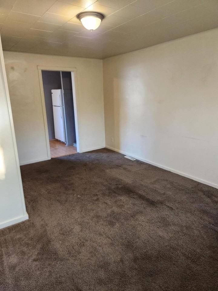 33114 Alaska Ct - Photo 3 of 7