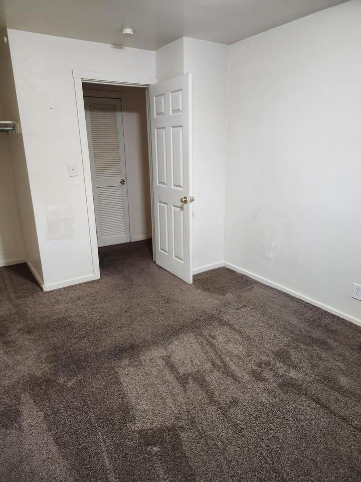 33114 Alaska Ct - Photo 4 of 7