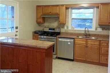 1432 S Greenbrier St - Photo 6 of 25