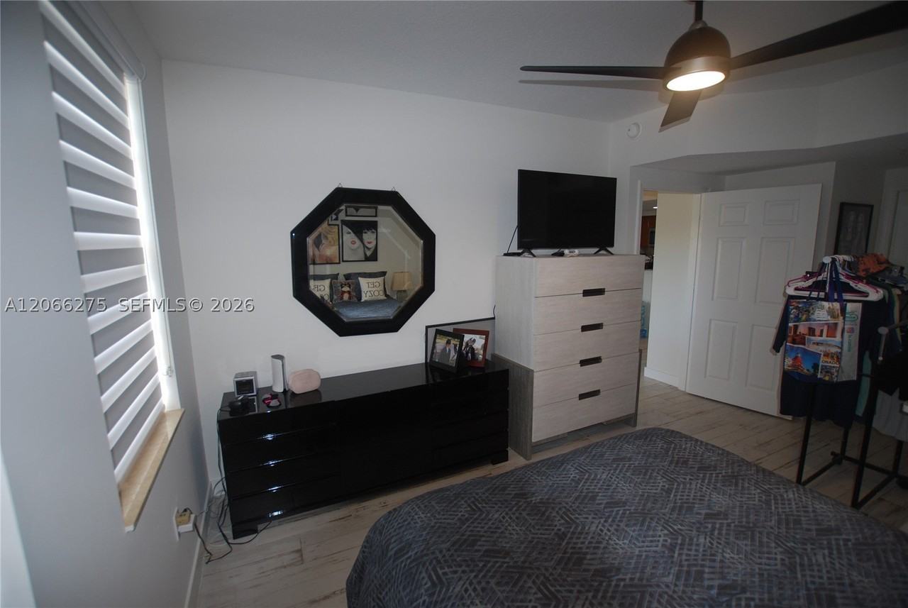 511 Lucerne Ave #306 - Photo 3 of 14