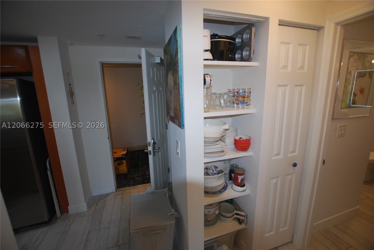 511 Lucerne Ave #306 - Photo 5 of 14