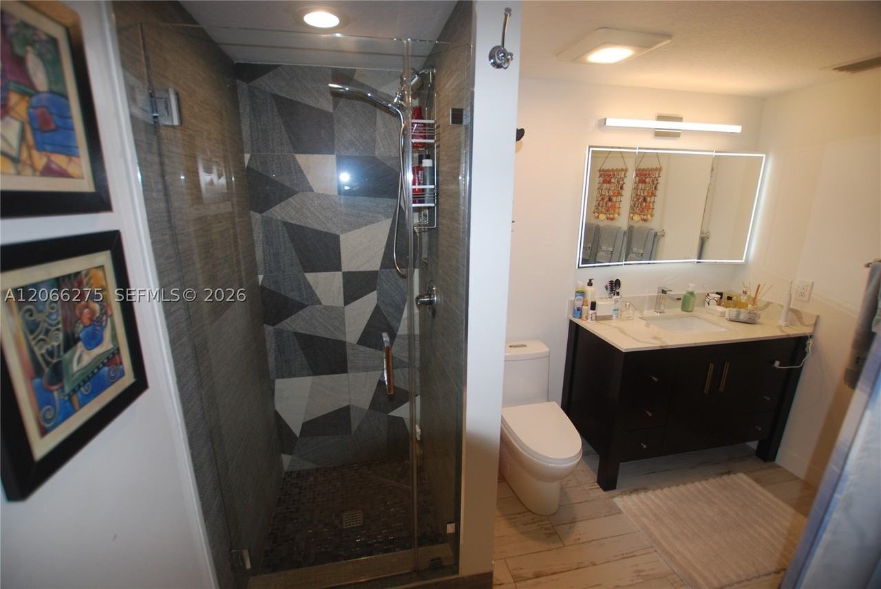 511 Lucerne Ave #306 - Photo 7 of 14