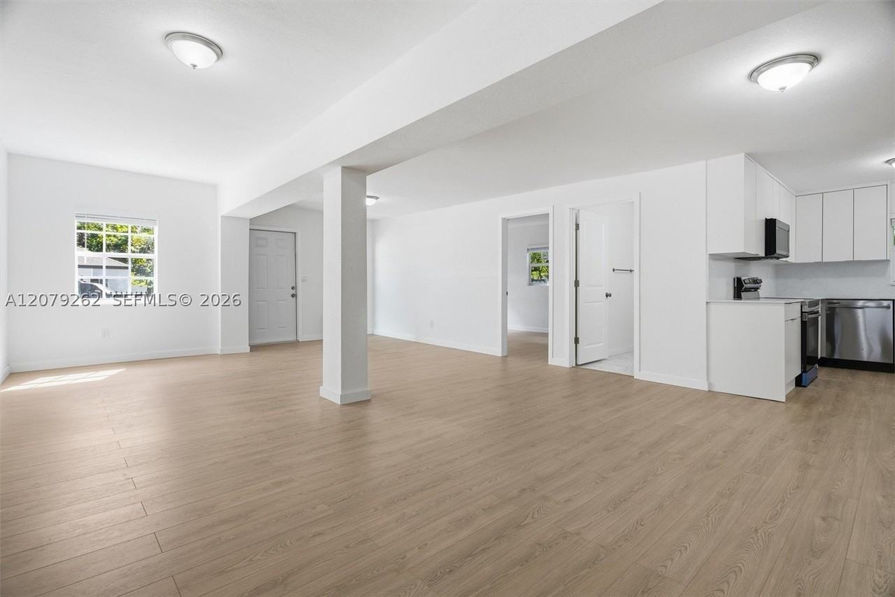 465 Ne 165th St - Photo 5 of 15