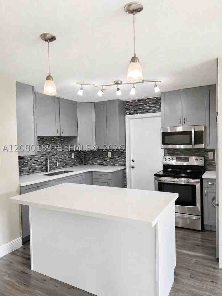 5603 Nw 48th Ter - Photo 5 of 31