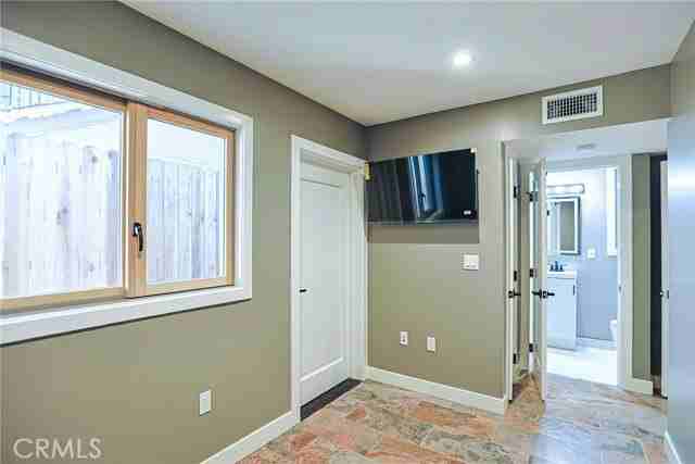 605 W 4th St - Photo 3 of 8