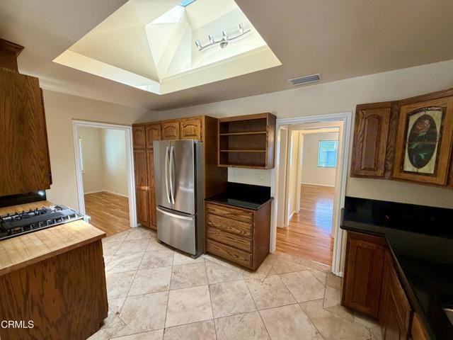 1431 Oneonta Knl - Photo 2 of 8